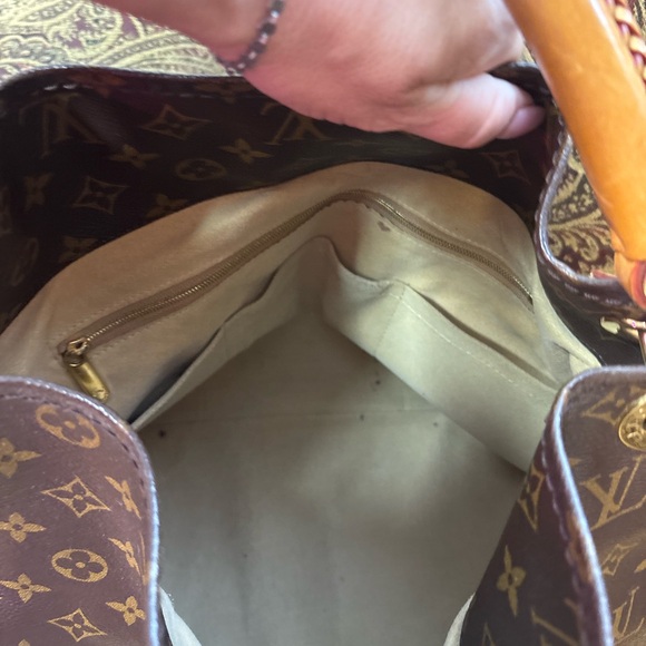 Louis Vuitton Brown Artsy MM Bag with Monogram - Picture 5 of 7